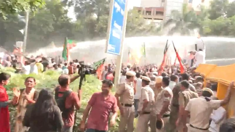 Delhi Police: বিজেপি নেতা-কর্মীদের ছত্রভঙ্গ করতে জলকামান ব্যবহার দিল্লি পুলিশের, দেখুন ভিডিও