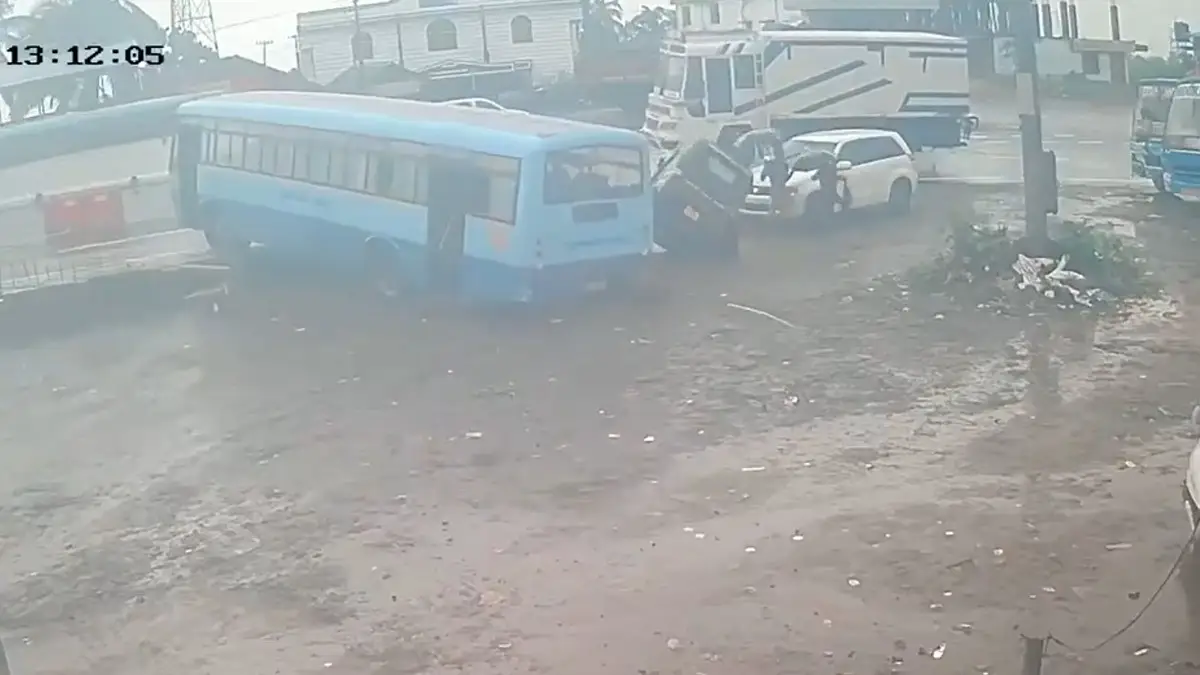 Horrific Accident Video: নিয়ন্ত্রণ হারিয়ে বাস গিয়ে ধাক্কা মারল অটোতে, ঘুরে পড়তেই 'মৃত্যু মিছিল', দেখুন আঁতকে ওঠা দুর্ঘটনার ভিডিয়ো