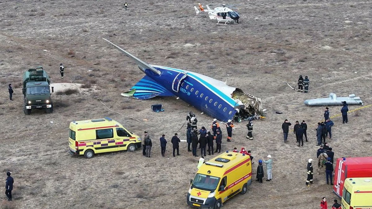 Kazakhstan Plane Crash: উড়তে গিয়ে হঠাৎ দু খণ্ড হয়ে ভেঙে পড়ল বিমান, তৈরি হল ভয়াবহ 'মৃত্যুপুরী'