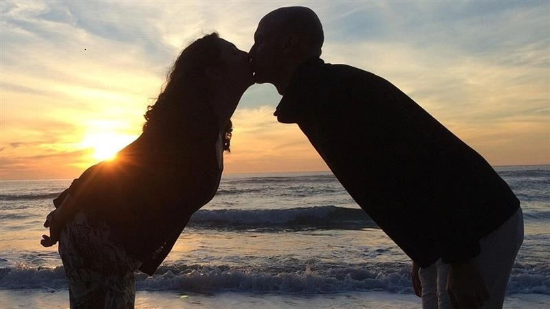 Couple Romance Viral Video: চলন্ত গাড়ির ছাদে 'রোমান্স', জড়িয়ে ধরে দুঃসাহসিক চুম্বন দম্পতির, ভাইরাল ভিডিয়ো