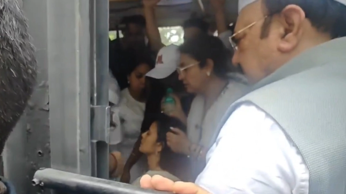 Mahua Moitra Faints: ভোট চুরির অভিযোগে বিরোধীদের প্রতিবাদ, প্রতিরোধ, হঠাৎ অজ্ঞান হয়ে পড়লেন মহুয়া মৈত্র, দেখুন ভিডিয়ো