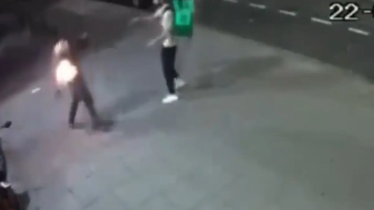 Viral Video: ইউরোপে ভারতীয় রেস্তোরাঁয় ভাঙচুর, লণ্ডভণ্ড, জ্ব্যান্ত জ্বালিয়ে দেওয়া হল এক ব্যক্তিকে? দেখুন ভিডিয়ো