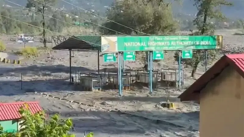 Flood Video From Himachal Pradesh: রাস্তা, টোল প্লাজ়া গিলে খেল 'রাক্ষুসে' নদী, বিপাশার গহ্বরে তলিয়ে গেল মানালির বহু জায়গা, দেখুন