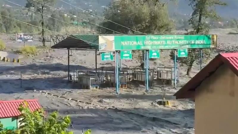 Flood Video From Himachal Pradesh: রাস্তা, টোল প্লাজ়া গিলে খেল 'রাক্ষুসে' নদী, বিপাশার গহ্বরে তলিয়ে গেল মানালির বহু জায়গা, দেখুন