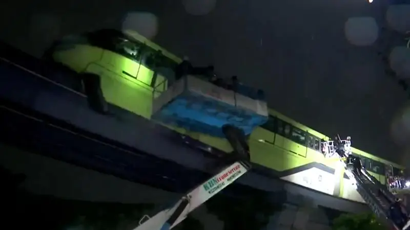 Mumbai Monorail Accident: বিদ্যুৎ বিভ্রাটের জেরে ব্রিজের উপর ঘণ্টার পর ঘণ্টা আটকে যাত্রীবোঝাই মনোরেল, আতঙ্কে যাত্রীরা