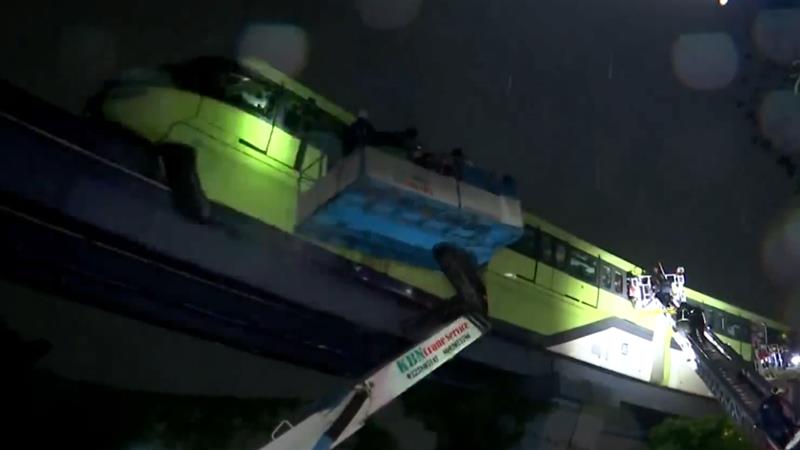Mumbai Monorail Accident: বিদ্যুৎ বিভ্রাটের জেরে ব্রিজের উপর ঘণ্টার পর ঘণ্টা আটকে যাত্রীবোঝাই মনোরেল, আতঙ্কে যাত্রীরা