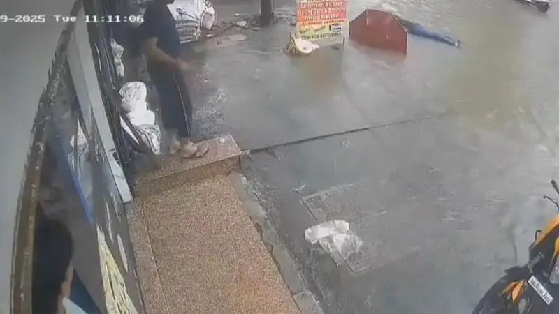 Horrific Video Of Rain: বৃষ্টির জলে বিদ্যুতের তার জড়াতেই রাস্তায় মরে পড়ে রইল কিশোর, পাশে পড়ে ছাতা, মর্মান্তিক ভিডিয়ো