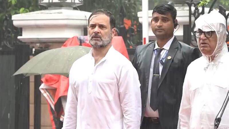 Independence Day 2025: বিজেপির 'পাকিস্তান-প্রেমী' কটাক্ষ, তার মাঝেই বৃষ্টির মাঝে জাতীয় পতাকা তোলার অনুষ্ঠানে হাজির রাহুল গান্ধী, দেখুন ভিডিয়ো