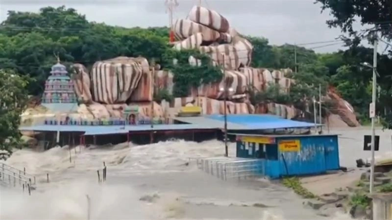 Telangana Flood Video: বন্যার জল বাড়ছে, ঢুকে পড়ছে লোকালয় থেকে মন্দির সর্বত্র, দেখুন তেলাঙ্গানার এই অঞ্চল কীভাবে বিচ্ছিন্ন হয়ে গেল