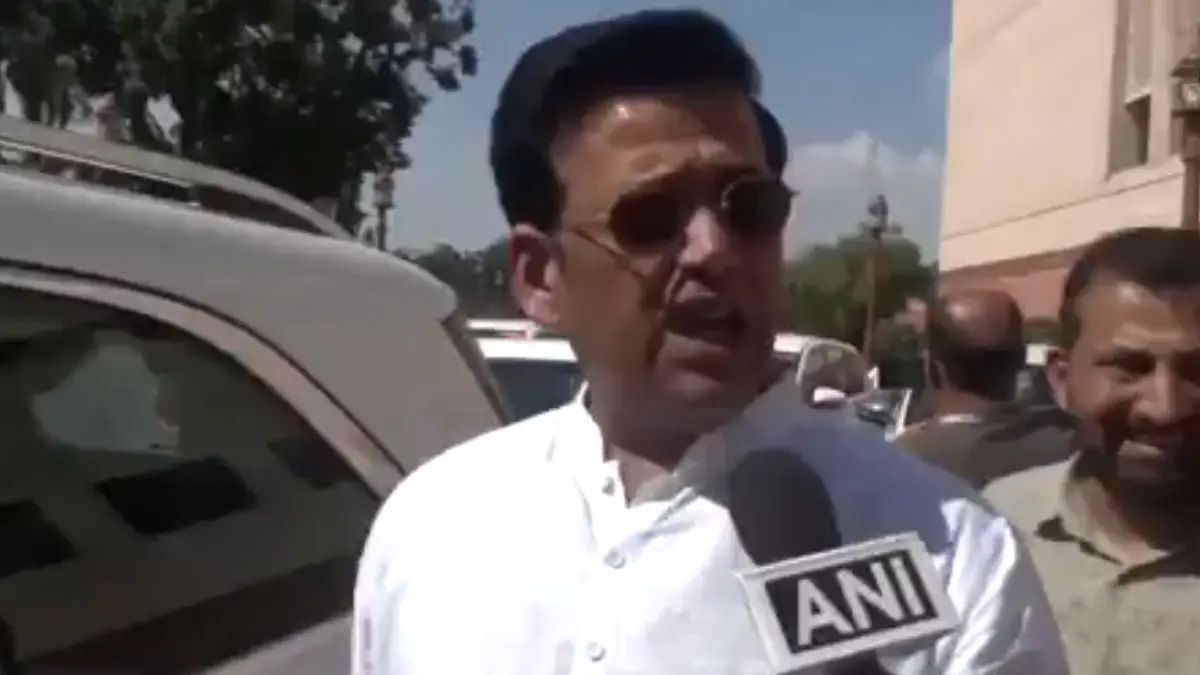 Constitution Amendment Bill 2025: 'বিরোধীরা সমস্ত সীমা পার করেছে, ভাষা সড়ক ছাপ' সংবিধান সংশোধনী বিল নিয়ে উত্তাল লোকসভা থেকে বেরিয়ে তোপ বিজেপির রবি কিষাণের, দেখুন