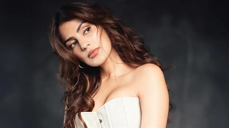 Rhea Chakraborty Video: হঠাৎ ক্ষেপে গেলেন রিয়া চক্রবর্তী, সুশান্তের মৃত্যু মামলা নিয়ে আবার কিছু শুরু হতেই কি অভিনেত্রীর এমন ব্যবহার? দেখুন ভিডিয়ো