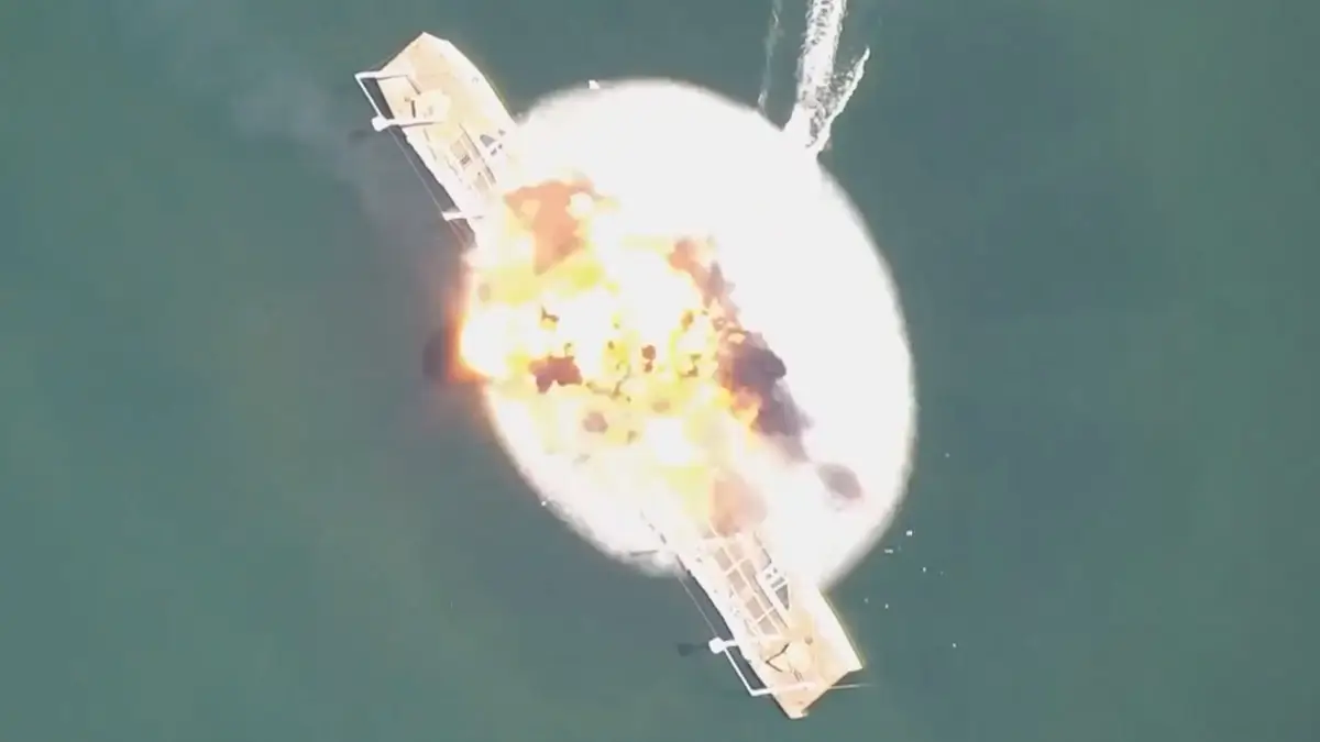 Russian Drone Hit Ukraine's Largest Ship Video: রাশিয়ার 'সি ড্রোন' আছড়ে পড়ল ইউক্রেনের নৌবাহিনীর জাহাজে, বিস্ফোরণে ফেটে উড়ে গেল কিভের নৌবহর, দেখুন ভিডিয়ো