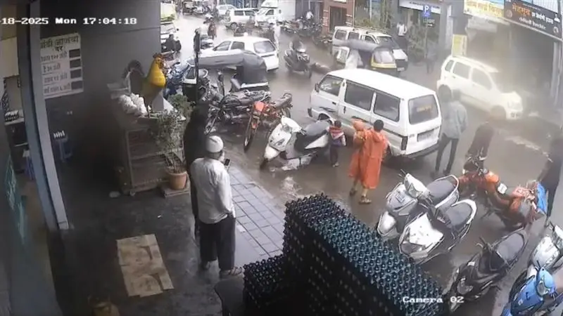 Horrific Video: গলা পর্যন্ত মদ খেয়ে চালক, বাইকে ধাক্কা দিয়ে মহিলা পুলিশকে টেনে নিয়ে চলল 'মাতালের অটো', দেখুন ভয়ঙ্কর ভিডিয়ো