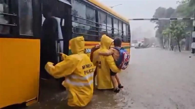 Mumbai Rain Video: ঝাঁ চকচকে মুম্বইতে দুর্দশা, জলে ভাসছে বাণিজ্যনগরী, দেখুন কীভাবে জলে আটকে পড়ল স্কুল বাস, উদ্ধার কাজ