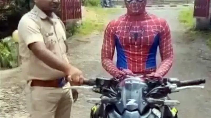 Odisha Spiderman Viral Video: স্পাইডারম্যান সেজে রাস্তায় বাইক নিয়ে কেরামতি, পুলিশের চোখে পড়লেই ১৫ হাজার টাকা জরিমানা দিতে হল যুবককে