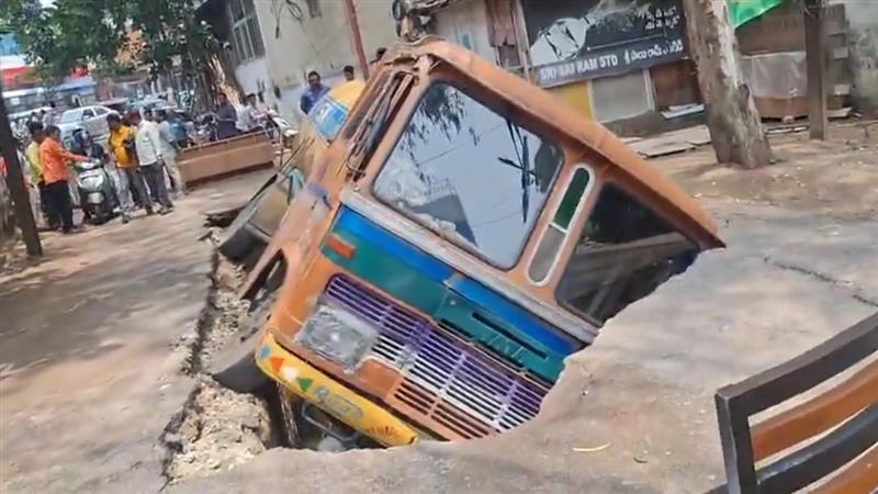 Hyderabad Road Accident: সাত সকালে দুর্ঘটনা, রাস্তা ভেঙে ঢুকে গেল জলের ট্যাঙ্কার, দেখুন ভিডিয়ো