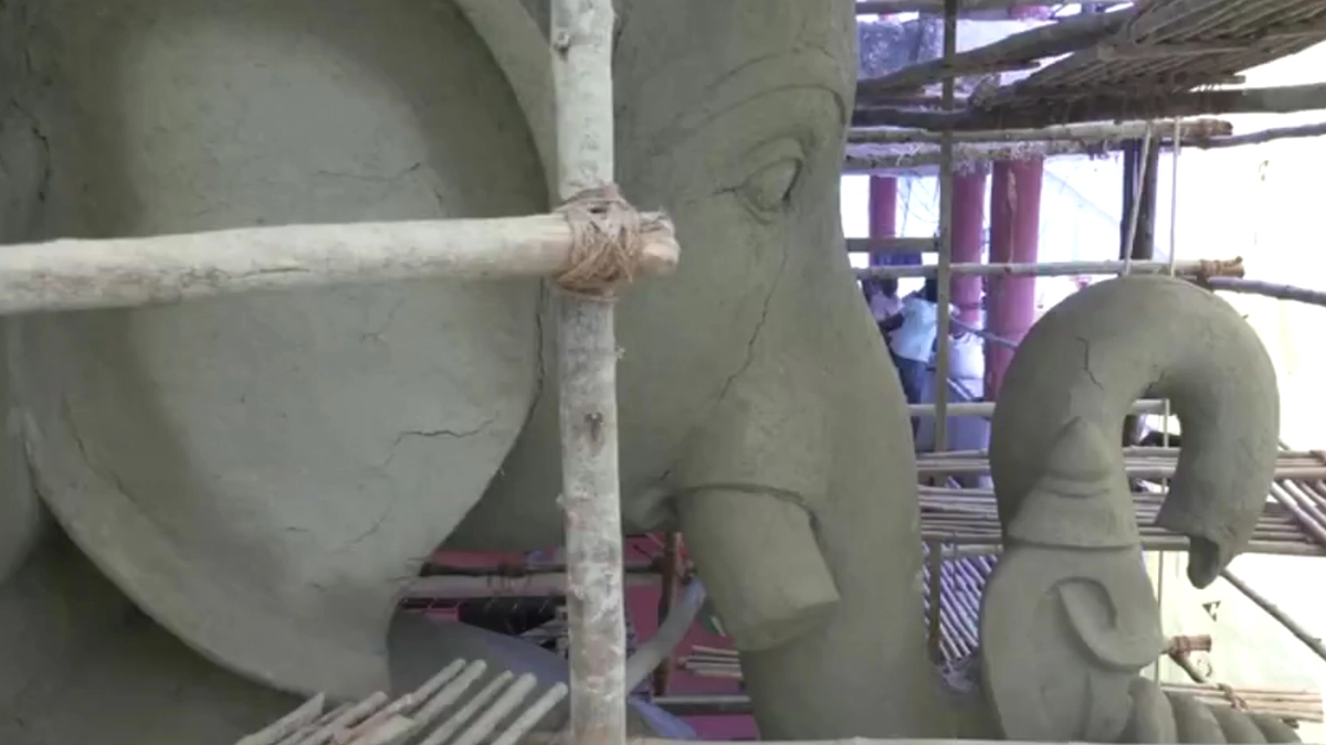 Ganesh Chaturthi Festival: বিশ্বশান্তির বার্তা দিতে তৈরি হচ্ছে খয়রাতাবাদের ৭০ফুটের গণেশ মূর্তি