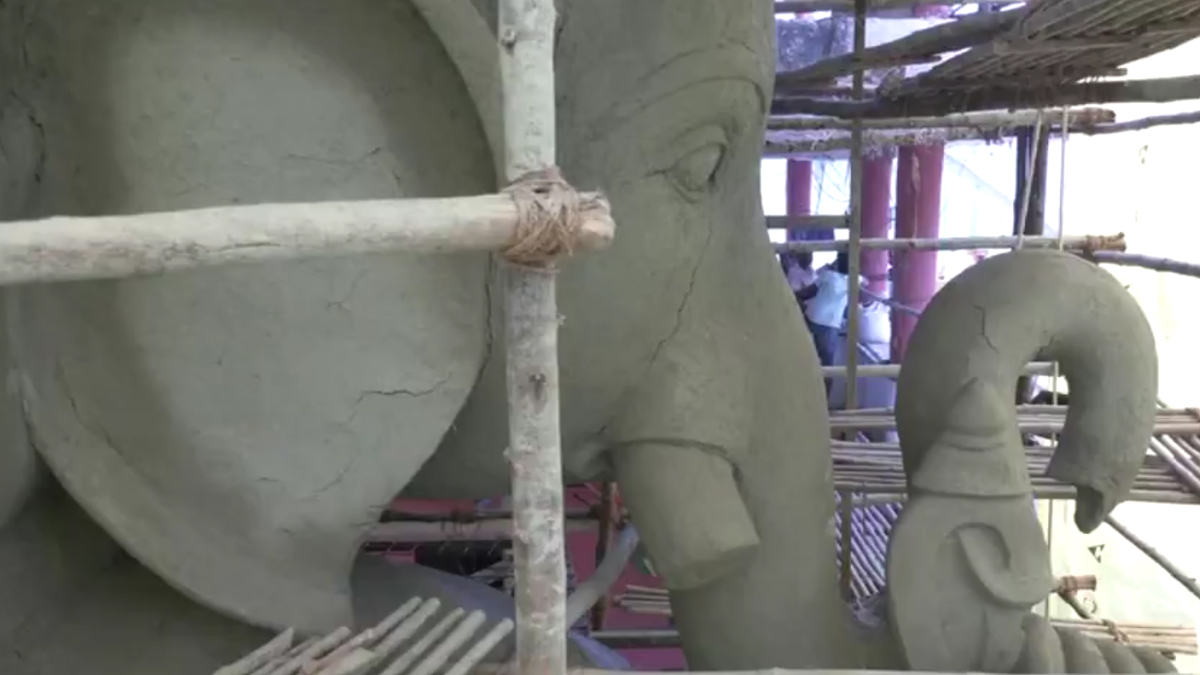 Ganesh Chaturthi Festival: বিশ্বশান্তির বার্তা দিতে তৈরি হচ্ছে খয়রাতাবাদের ৭০ফুটের গণেশ মূর্তি