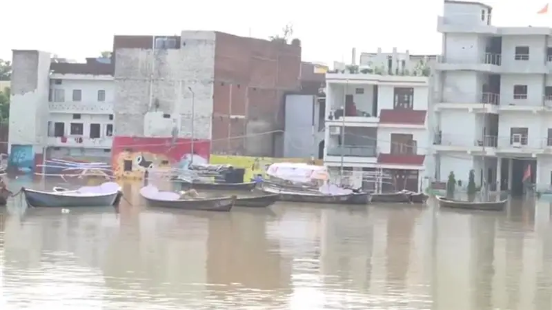 Flood Like Situation In Uttar Pradesh: ফুঁসছে গঙ্গা যমুনা সরযূ, জলের তলায় উত্তরপ্রদেশ, মৃত্যু ১২ জনের