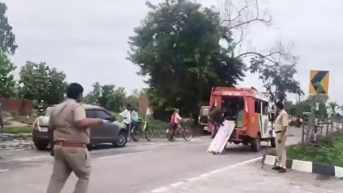 Horrific Video: অ্যাম্বুলেন্সের দরজা খুলে পড়ে যাচ্ছে মৃতদেহ, আতঙ্কে শিউরে ওঠা ভিডিয়ো ভাইরাল