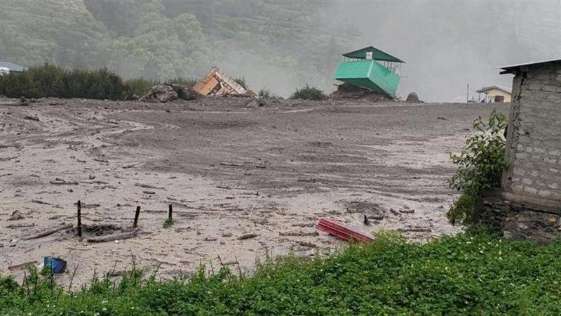 Uttarkashi Flood Video: দেবভূমির ছোট্ট গ্রাম ধারালি নিশ্চিহ্ন, কাঁদার স্রোত ঠেলে উদ্ধারের প্রাণপন চেষ্টা জাওয়ানদের, দেখুন