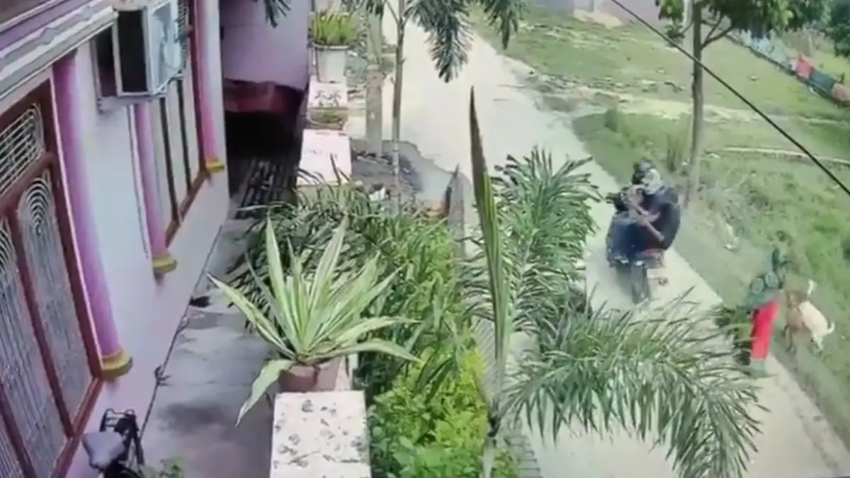 Horrific Murder Video: বাইকে চেপে বাড়িতে ঢোকার সময় পরপর গুলি, প্রকাশ্যে মেরে ফেলা হল জমি বিক্রির ডিলারকে, আঁতকে উঠবেন ভিডিয়ো দেখলে