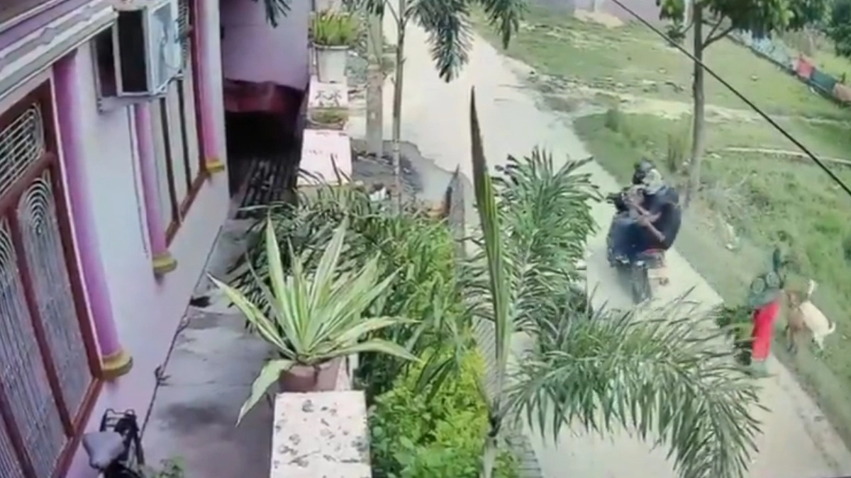 Horrific Murder Video: বাইকে চেপে বাড়িতে ঢোকার সময় পরপর গুলি, প্রকাশ্যে মেরে ফেলা হল জমি বিক্রির ডিলারকে, আঁতকে উঠবেন ভিডিয়ো দেখলে