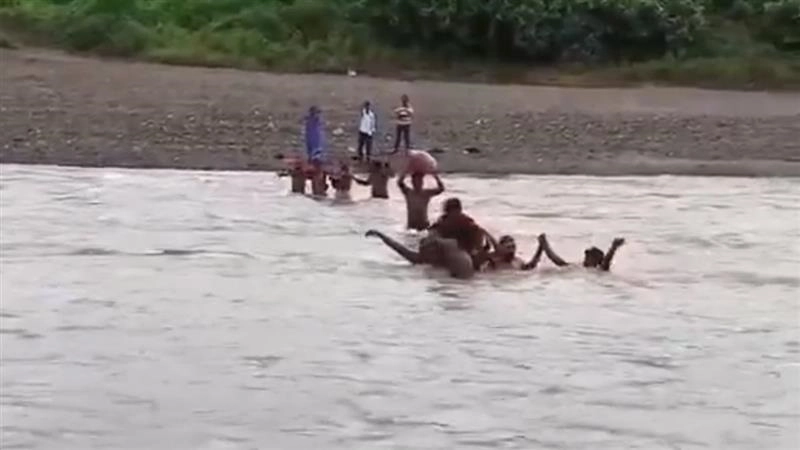 Viral Video: 'দিদিমণির মারণ জ্বর', শিক্ষিকার প্রাণ বাঁচাতে তাঁকে কাধে তুলে নিয়ে নদী পেরোলেন স্থানীয়রা, ভাইরাল ভিডিয়ো