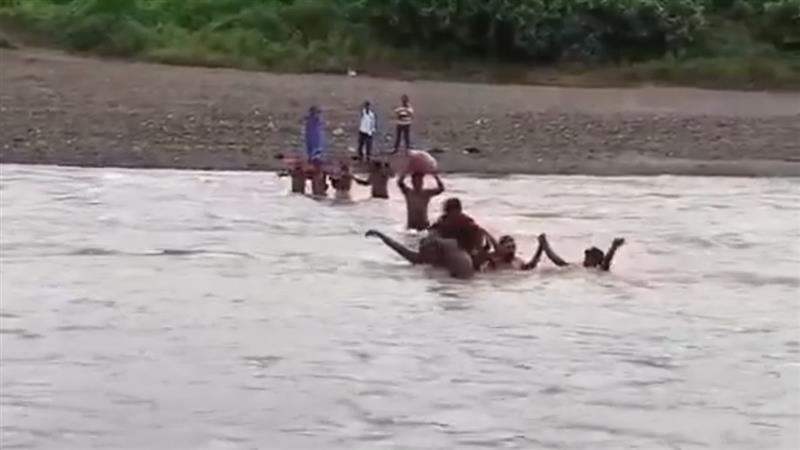 Viral Video: 'দিদিমণির মারণ জ্বর', শিক্ষিকার প্রাণ বাঁচাতে তাঁকে কাধে তুলে নিয়ে নদী পেরোলেন স্থানীয়রা, ভাইরাল ভিডিয়ো