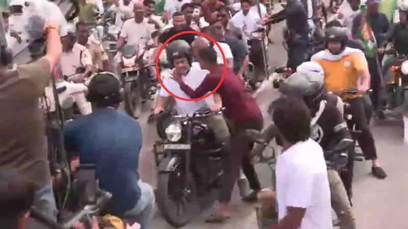 Rahul Gandhi Viral Video: রাহুল গান্ধীকে প্রকাশ্যে জাপটে চুমু, বিহারের ঘটনায় শোরগোল, ভাইরাল ভিডিয়ো