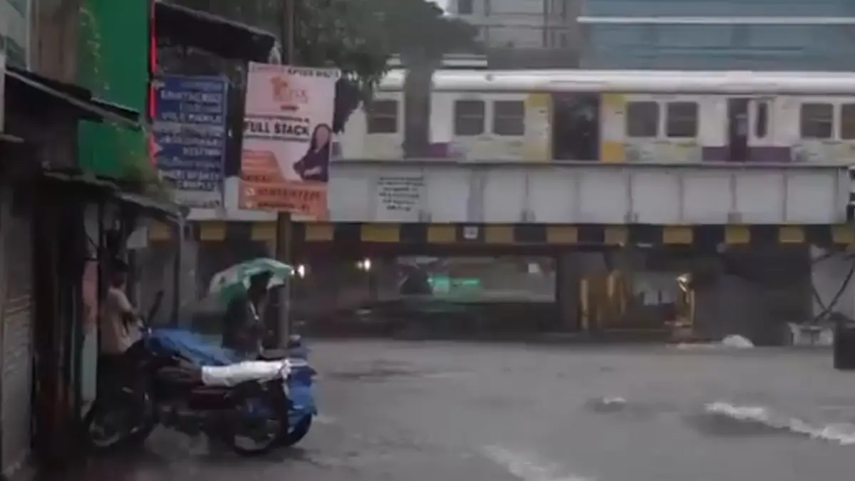Mumbai Rains: রেকর্ড বৃষ্টির জেরে ভাসছে মুম্বই, বিমান থেকে ট্রেন ব্যাহত সমস্ত পরিষেবা