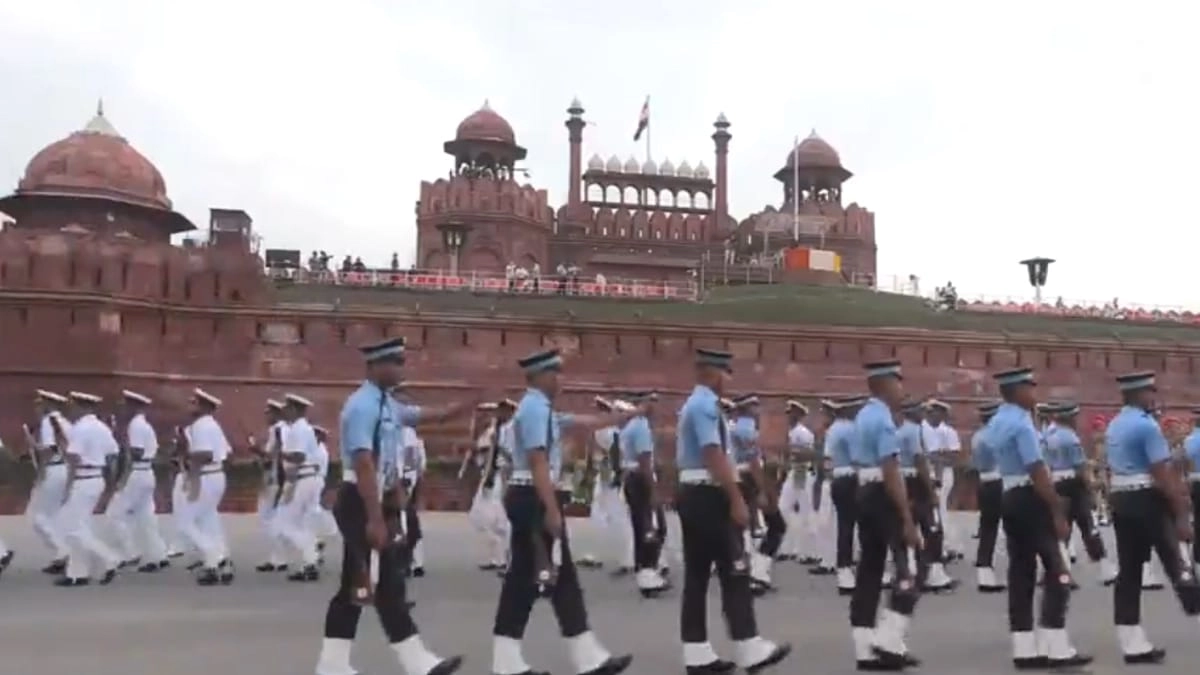 Independence Day Celebrations: ৭৯তম স্বাধীনতা দিবসের আগে দিল্লির লাল কেল্লায় চলছে বিভিন্ন সশস্ত্র বাহিনীর পূর্ণাঙ্গ পোশাকের মহড়া (দেখুন ভিডিও)