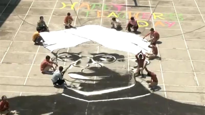 Teachers Day 2025: শিক্ষক দিবস উপলক্ষে শিক্ষার্থীরা ড.সর্বপল্লী রাধাকৃষ্ণণের প্রতিকৃতি তৈরি করেছেন, দেখুন ভিডিও