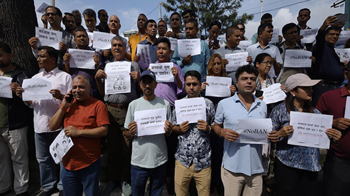 Nepal: নেপালে নিষিদ্ধ ফেসবুক, হোয়াটসঅ্যাপের মতো একাধিক সোশাল মিডিয়া অ্যাপ, প্রতিবাদে রাস্তায় নেমেছে সাংবাদিকরা