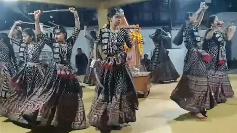 Gujarat: জামনগরে মেয়েদের তরবারি হাতে রাস পরিবেশন, দেখুন ভিডিও