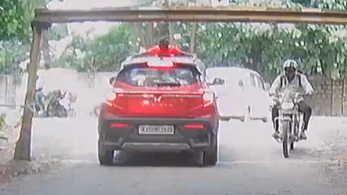 Car Sunroof Accident Video: গাড়ির সানরুফ খুলে দাঁড়িয়ে থাকা শিশুর মাথায় সজোরে ওভারহেড ব্যারিয়ারের ধাক্কা, দেখুন ভিডিও