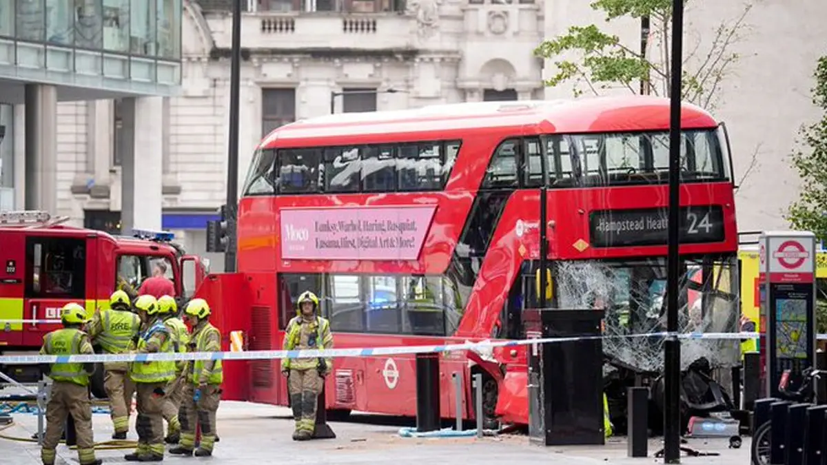 London Bus Accident: লন্ডনের রাস্তার ফুটপাতে উঠে পড়ল বাস, দুর্ঘটনায় আহত পথচারী সহ ১৭ জন