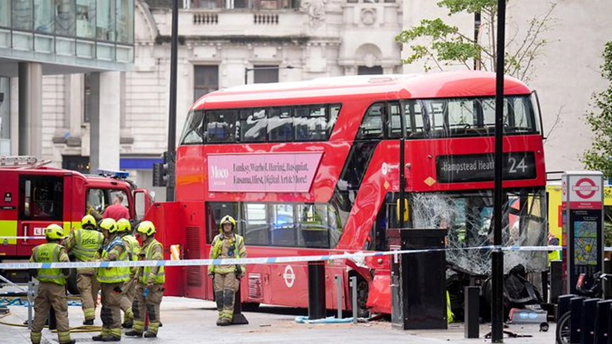 London Bus Accident: লন্ডনের রাস্তার ফুটপাতে উঠে পড়ল বাস, দুর্ঘটনায় আহত পথচারী সহ ১৭ জন