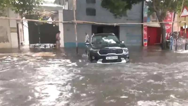 Heavy Rainfall In Kolkata: শহর জুড়ে প্রবল বৃষ্টিতে কলকাতার কিছু অংশে এখনো জমে জল, জায়গায় জায়গায় বন্ধ হয়ে গেল গাড়ি (দেখুন ভিডিও)