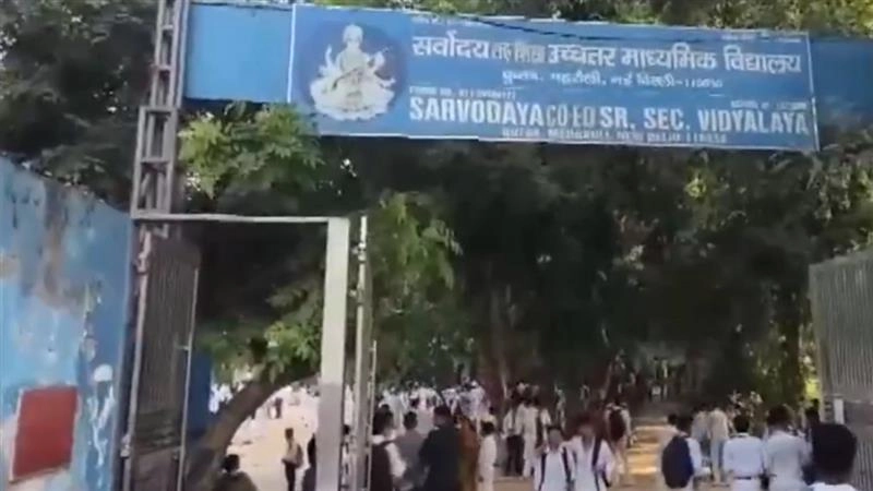 Delhi Schools Bomb Threat: দিল্লির বিভিন্ন নামি স্কুলে বোমাতঙ্ক, বিস্ফোরণে সব কিছু উড়িয়ে দেওয়ার হুমকি