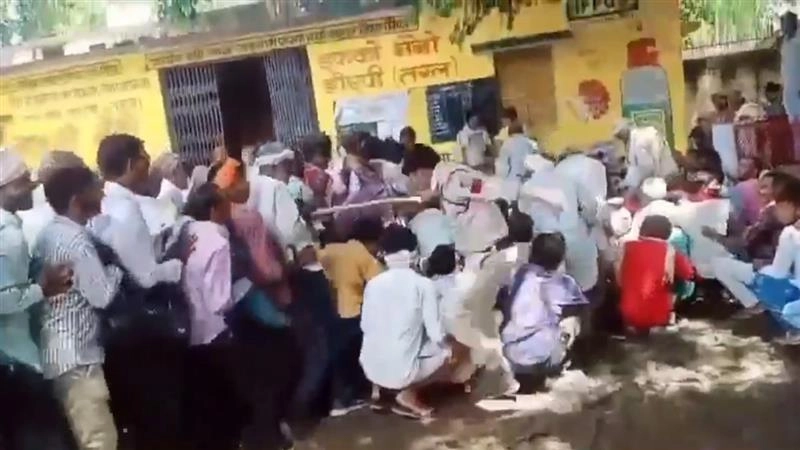 MP Farmers: কৃষকরা ঘন্টার পর ঘন্টা অপেক্ষা করেও পেল না সার, পরিবর্তে জুটল পুলিশের লাঠিচার্জ!