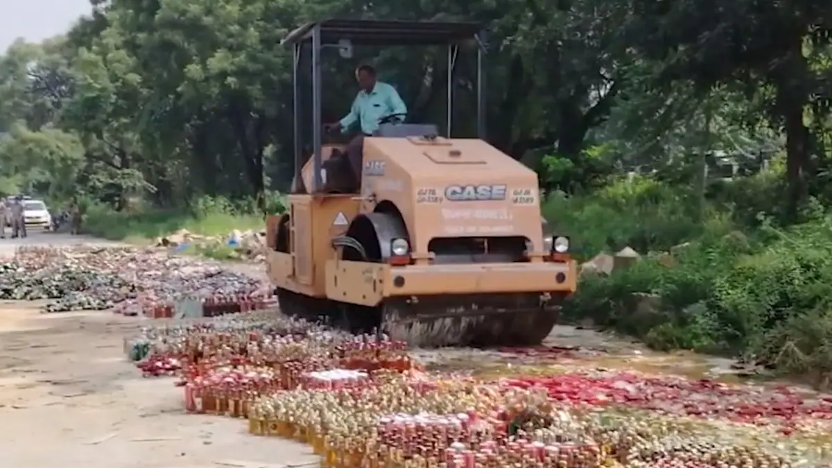 Gandhinagar: গুজরাটে বুলডোজার দিয়ে গুড়িয়ে ফেলা হল কোটি টাকার বিলিতি মদ, দেখুন সেই ভিডিয়ো