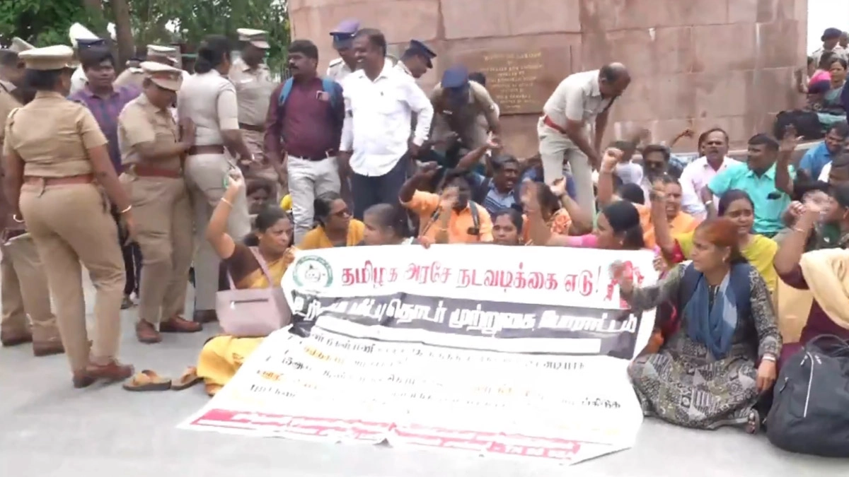 Stage Protests: স্থায়ী চাকরির দাবিতে রাস্তা অবরোধ করে বিক্ষোভ বিশেষভাবে সক্ষম ব্যক্তিদের