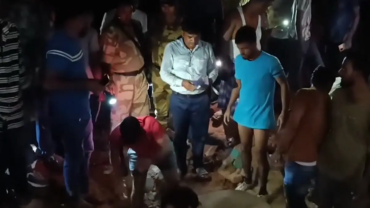 Dhanbad: ভারী বৃষ্টির জেরে ধানবাদে ভেঙে পড়ল বাড়ি, ধ্বংসস্তুপে আটকে নাবালকরা, জারি উদ্ধারকাজ