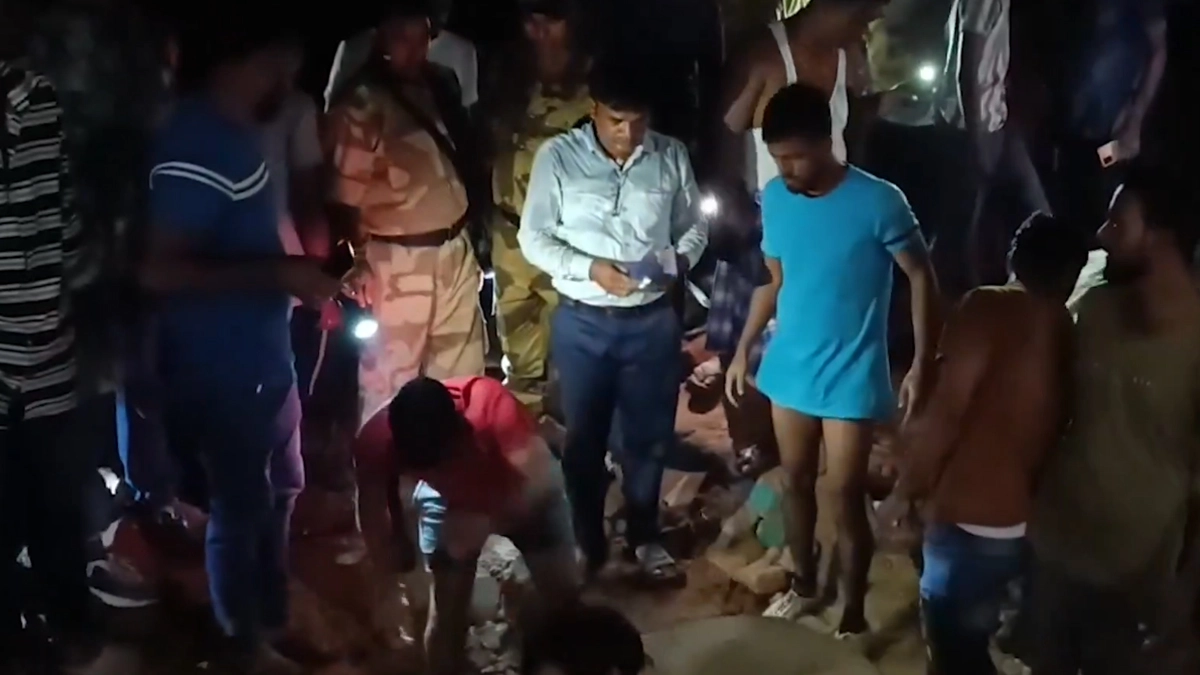 Dhanbad: ভারী বৃষ্টির জেরে ধানবাদে ভেঙে পড়ল বাড়ি, ধ্বংসস্তুপে আটকে নাবালকরা, জারি উদ্ধারকাজ