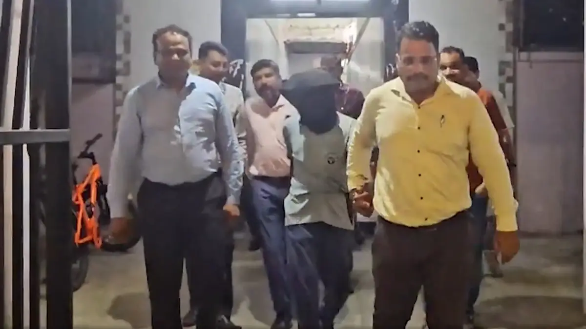 Mumbai: নেভিনগরে ঢুকে নৌসেনার অস্ত্র চুরি, তেলেঙ্গানা থেকে ২ জনকে গ্রেফতার করল মুম্বই ক্রাইম ব্রাঞ্চ