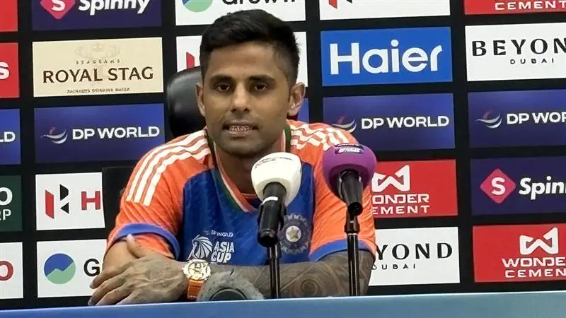 Suryakumar Yadav: পাকিস্তানের বিরুদ্ধে জয়টা দেশের সেনাকে উৎসর্গ অধিনায়ক সূর্যকুমার যাদবের, সলমনদের সঙ্গে হাত মেলালেন না বুমাররা