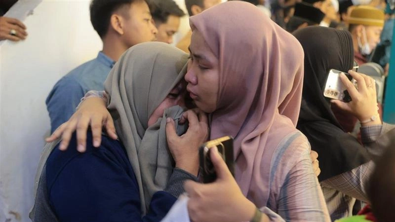 Indonesia Building Collapsed: ইন্দোনেশিয়ায় স্কুল ভবনের ধ্বংসস্তূপের নিচে চাপা পড়ে ৬৫ জন শিক্ষার্থী, মৃত ১ জন