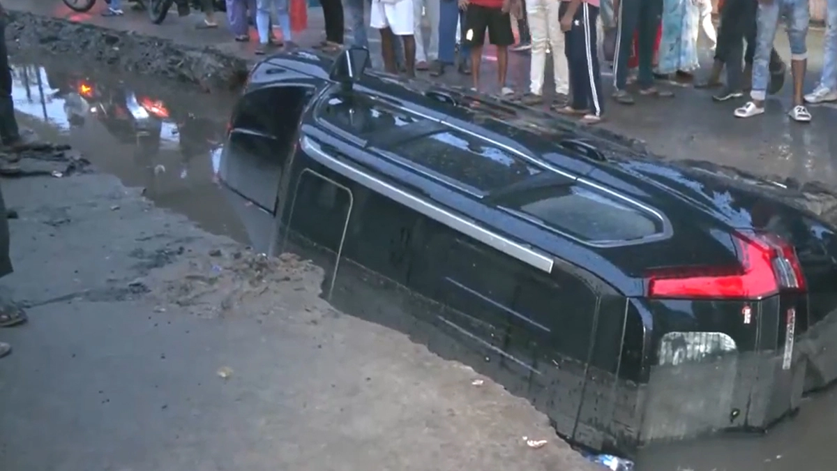 Patna: রাস্তার মাঝে গর্ত, উল্টে পড়ল যাত্রীসহ গাড়ি, নির্বাচনের আগে বেহাল অবস্থা পাটনায়, দেখুন ভিডিয়ো