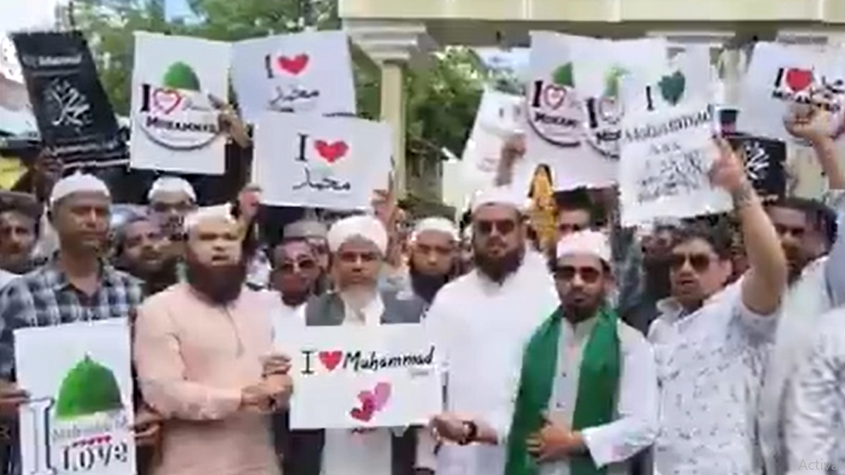 UP Govt: ‘আই লাভ মুহম্মদ’ লেখায় ২০ জন যুবকের বিরুদ্ধে মামলা দায়ের, প্রতিবাদে রাস্তায় নেমে বিক্ষোভ জনতার